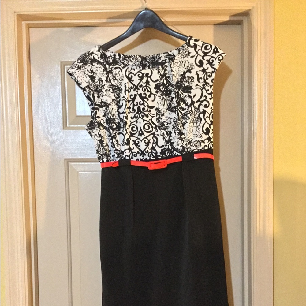 Knee length dress. Size 12 more true to a size 10.